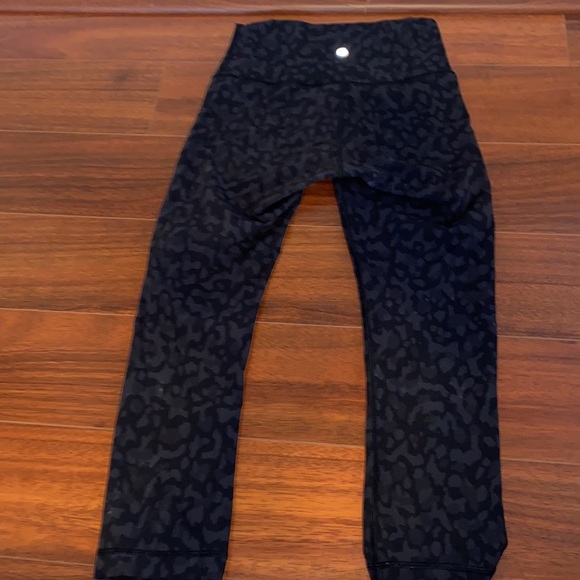 Lululemon 25 inch pants size 4 - Picture 2 of 2